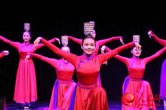 內(nèi)蒙古藝術(shù)學(xué)院舞蹈演員表演的群舞《祝?！防_了“草原之聲”演出的帷幕。