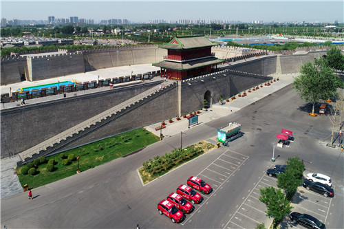 ”沿習(xí)之路“采訪車隊(duì)在正定縣古城南門下的免費(fèi)停車場(chǎng)。-河寧 攝(無(wú)人機(jī)航拍)_副本.jpg