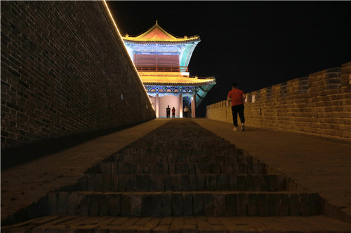 為了保護(hù)文物，消減火災(zāi)隱患，正定縣的旅游點(diǎn)，參觀者必須接受禁帶火種檢查。-河寧 攝.jpg